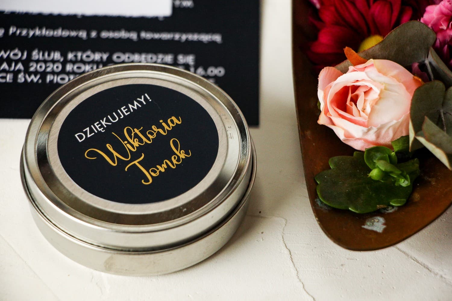 Sojowa Świeczka w Puszce Emerald nr 1 – Granatowe Podziękowanie ze Złoceniem