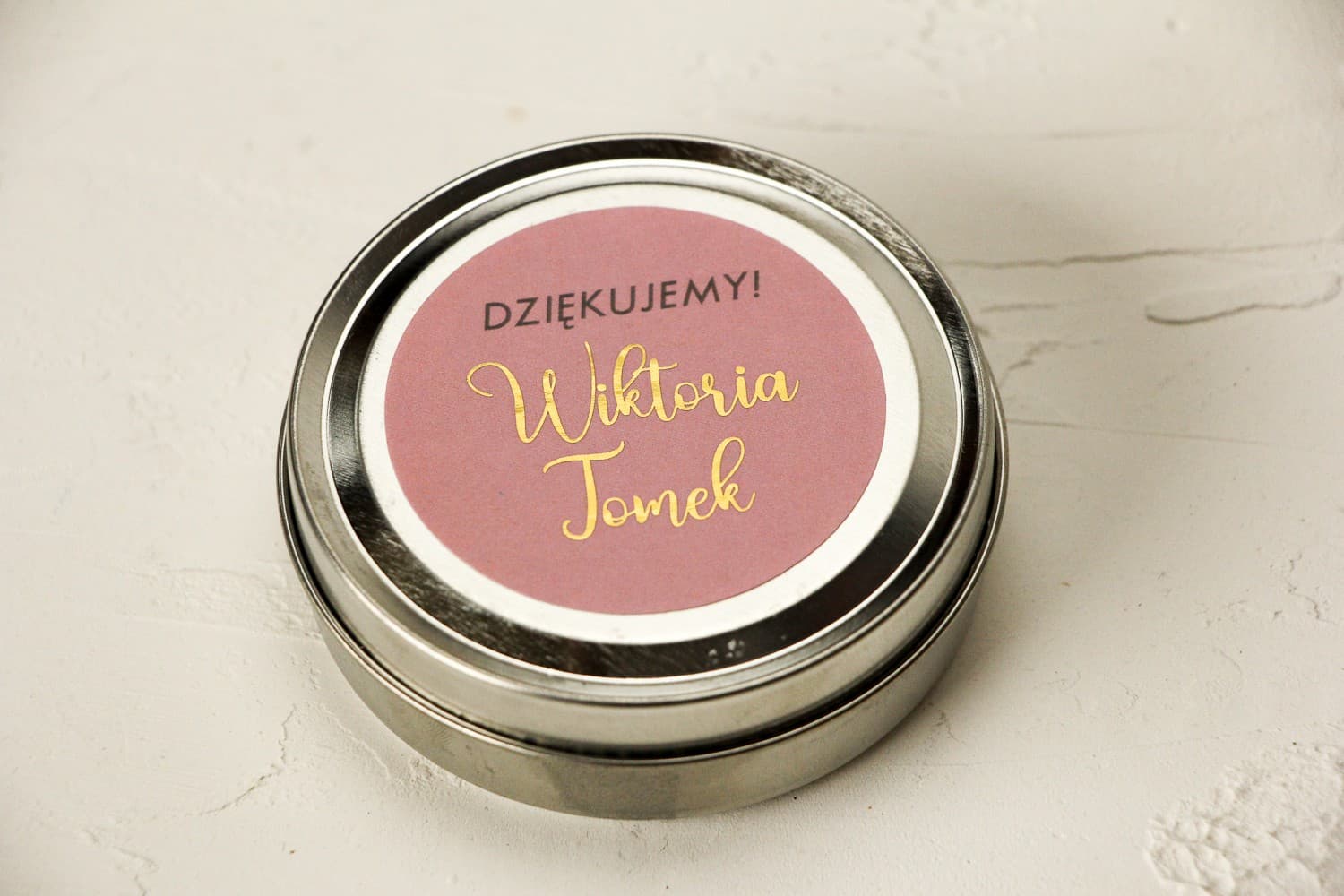 Świeczka Sojowa Emerald nr 2 – Złocone Podziękowanie dla Gości w Pudrowym Różu