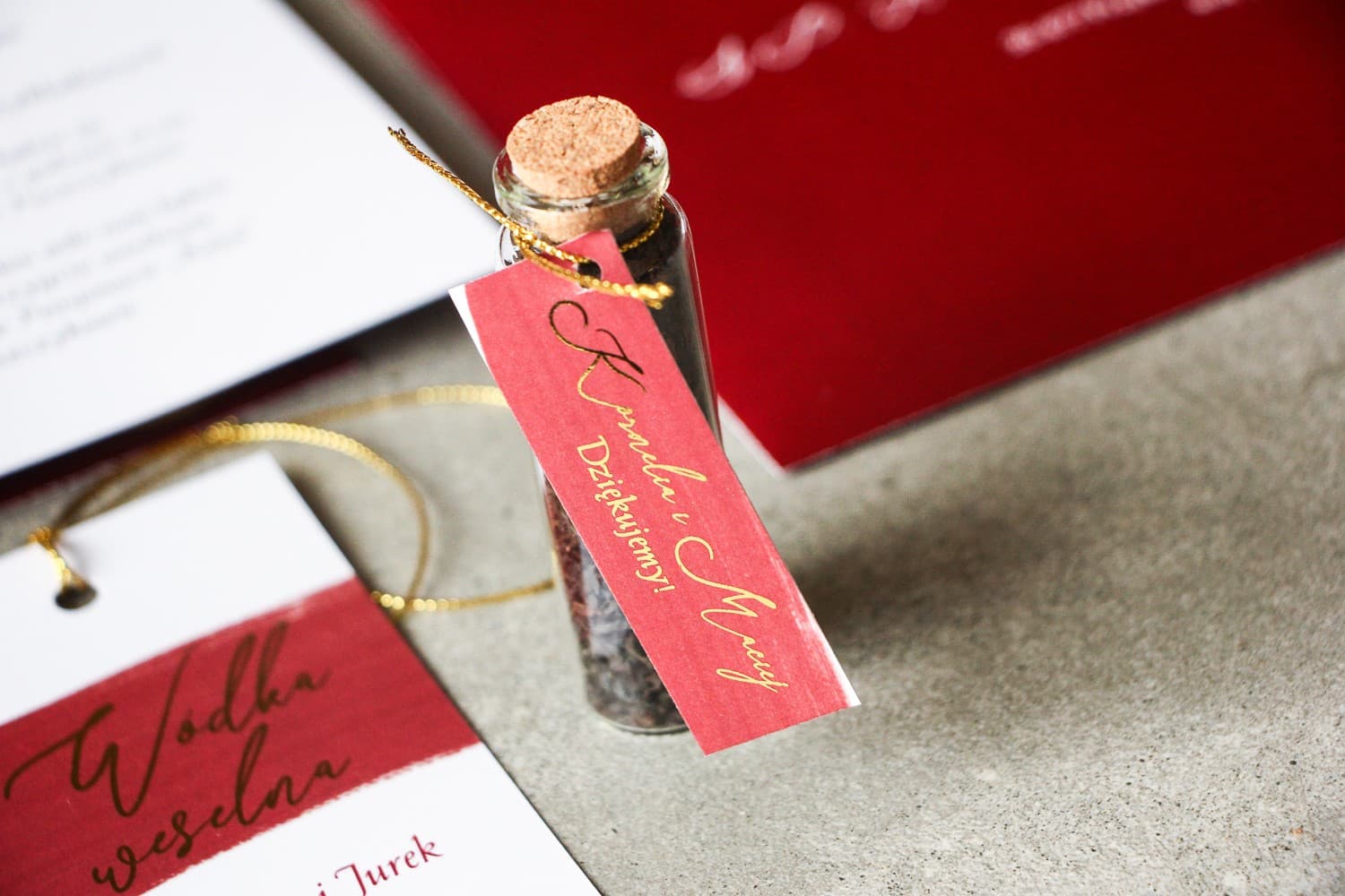 Herbata w Buteleczce Podziękowanie dla Gości, Złocona Bordowa Zawieszka | Upominki Weselne | Verte nr 1