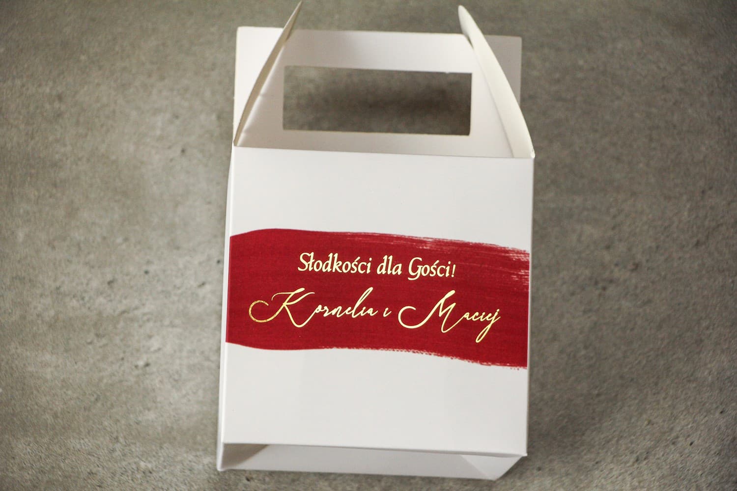 Eleganckie Pudełko na Ciasto z Bordową Akwarelą | Personalizowane Opakowania na Słodkości Weselne | Verte nr 1