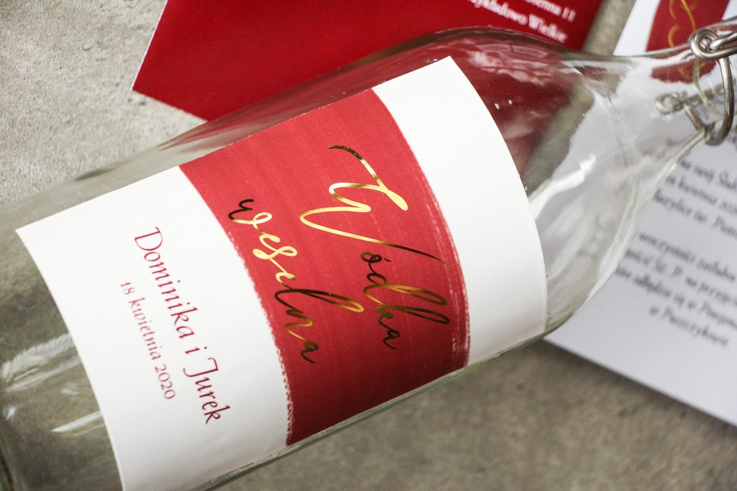 Złocone Etykiety na Wódkę Weselną Akwarela | Personalizowane Naklejki na Alkohol Bordowe | Verte nr 1