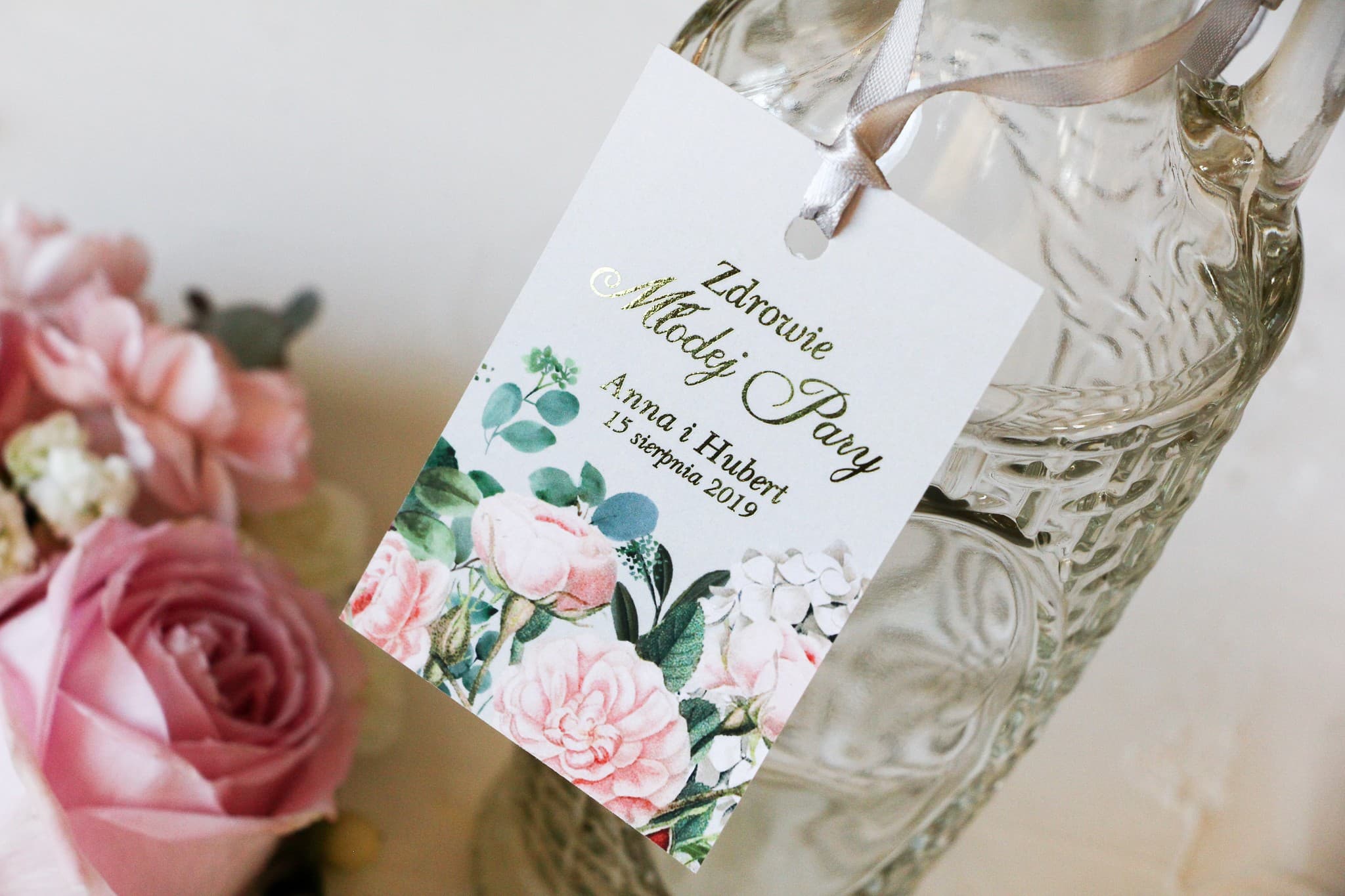 Złocone Zawieszki na Alkohol z Kwiatami | Eleganckie Etykiety na Wódkę Weselną | Szafirowe nr 2