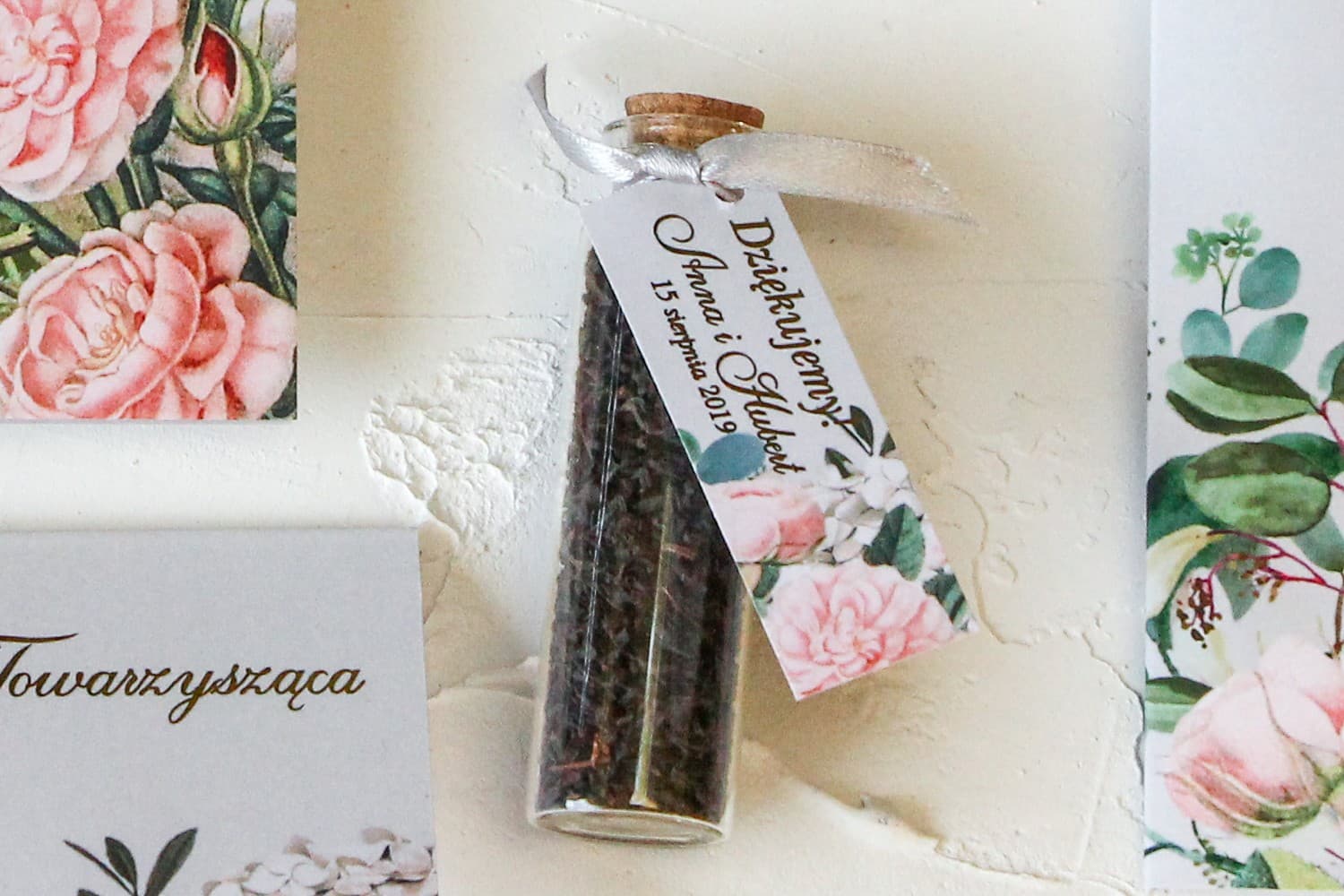 Podziękowania dla Gości Buteleczka z Herbatą Złocona Przywieszka z Różami | Eleganckie Upominki Weselne | Szafirowe nr 2