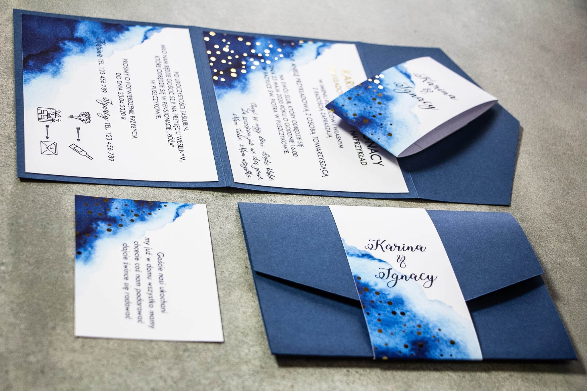 Zaproszenia ślubne glamour granatowe ze złoconymi kropkami i obwolutą Bakarto nr 1 - 3