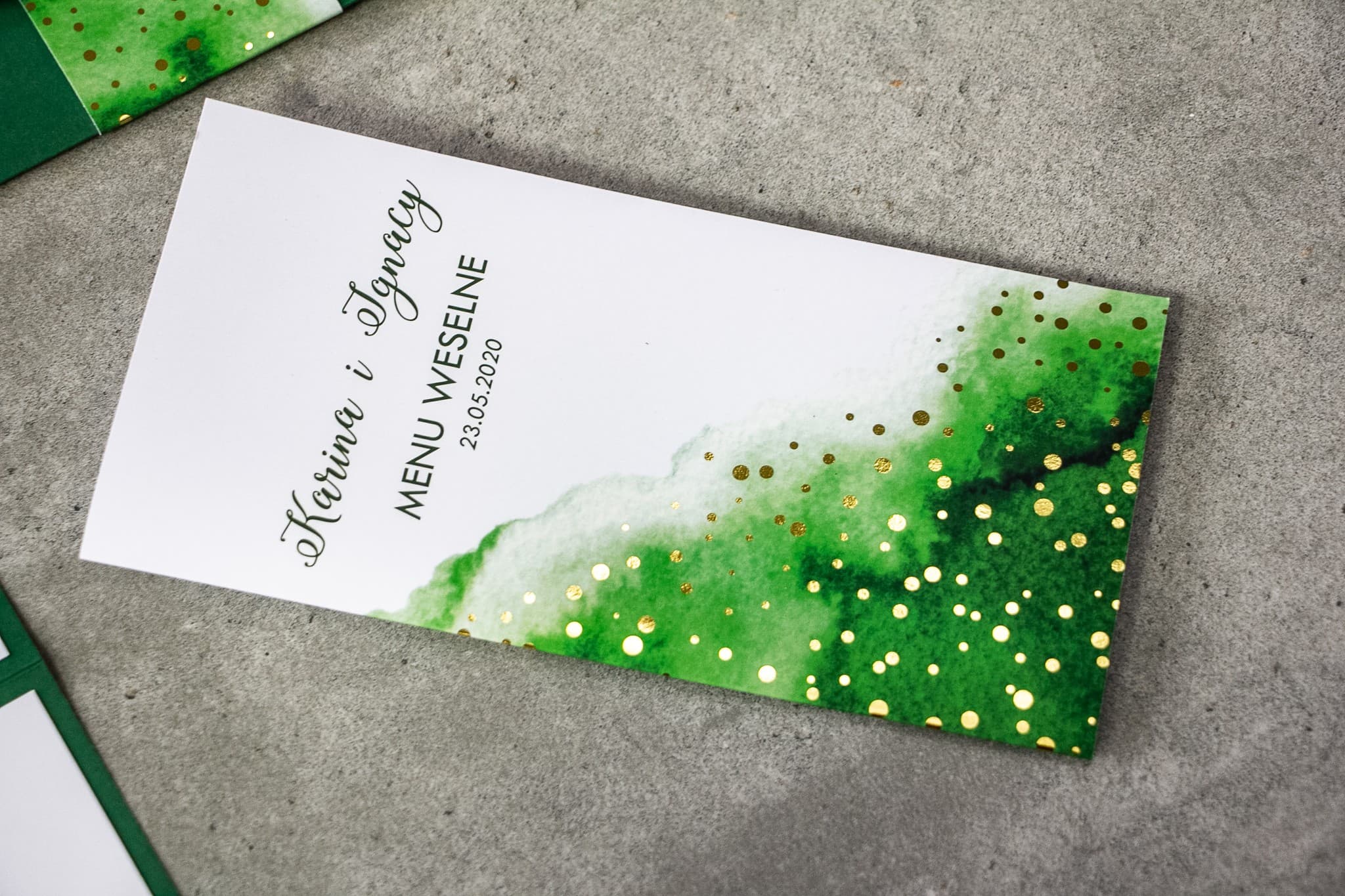 Zielone Menu Ślubne z Złoconymi Akcentami | Ekskluzywne Menu na Stół Weselny | Bakarto Nr 4