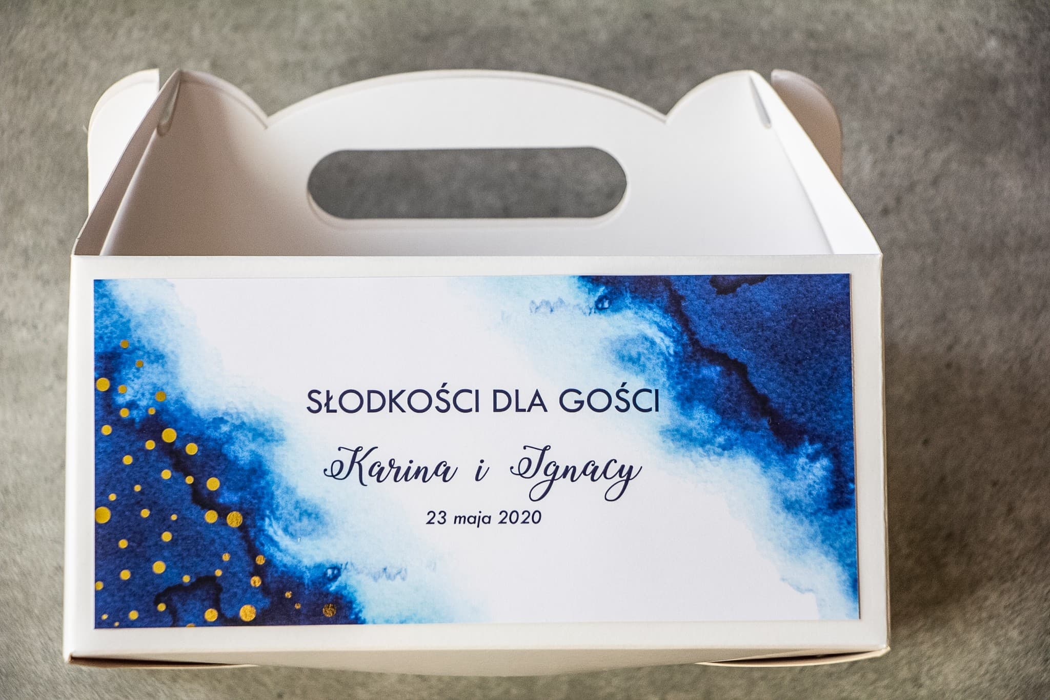 Pudełko na ciasto dla gości weselnych, granatowo-złote | Eleganckie opakowania z personalizacją | Bakarto nr 1