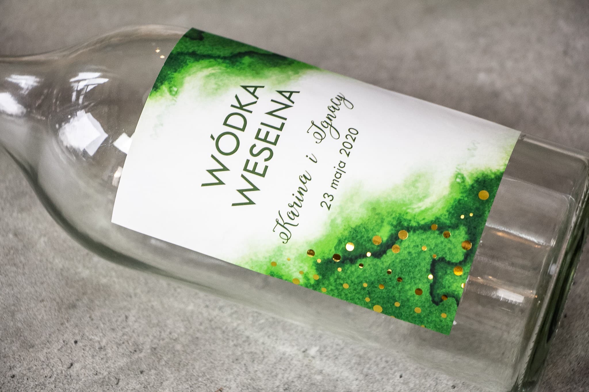 Etykiety na wódkę weselną zielone złocone kropki | Personalizowane naklejki na alkohol ślubny | Bakarto nr 4