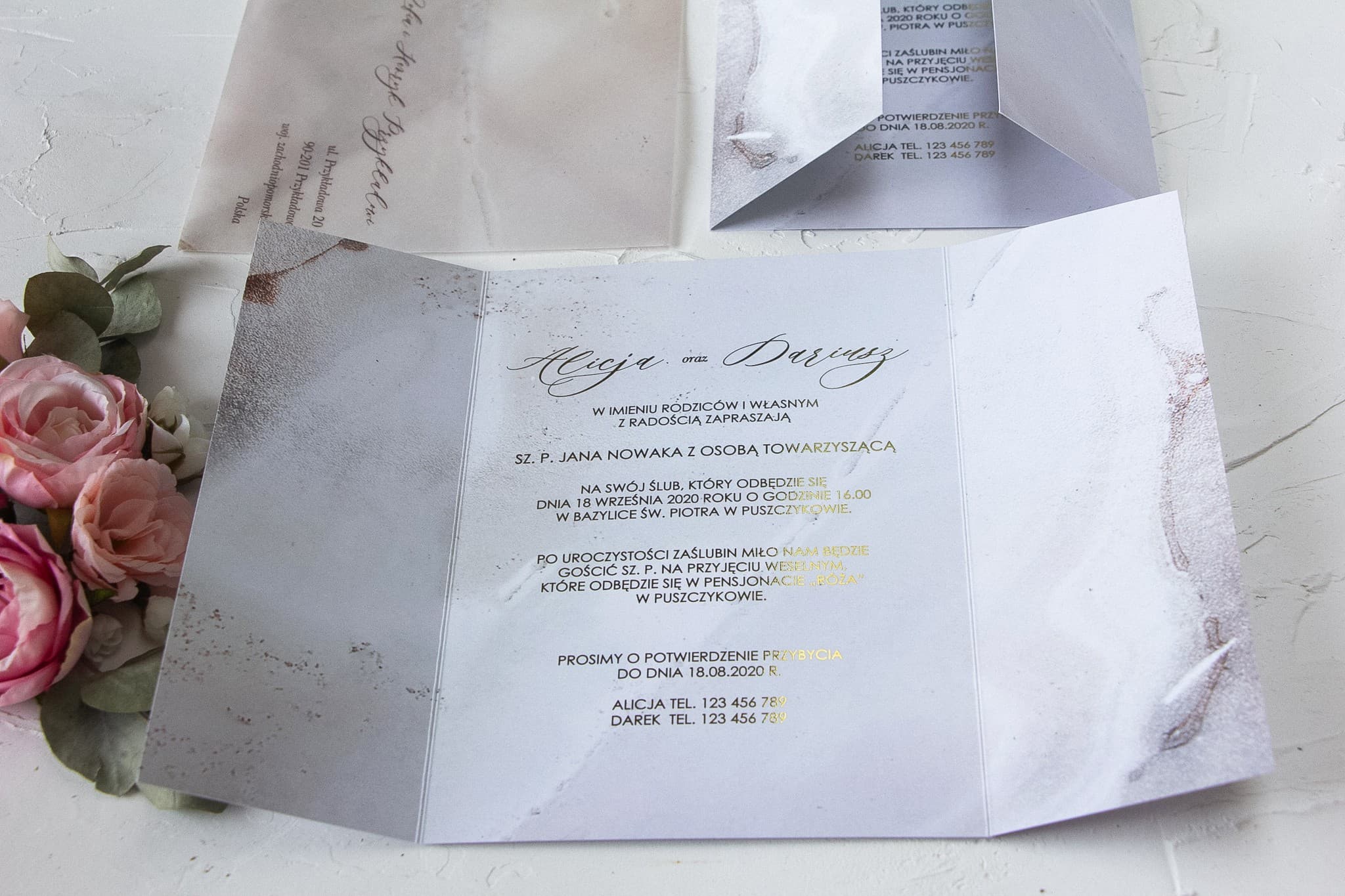 Zaproszenia ślubne glamour z szampańskim marmurem i transparentną kopertą – Marmurowe nr 1