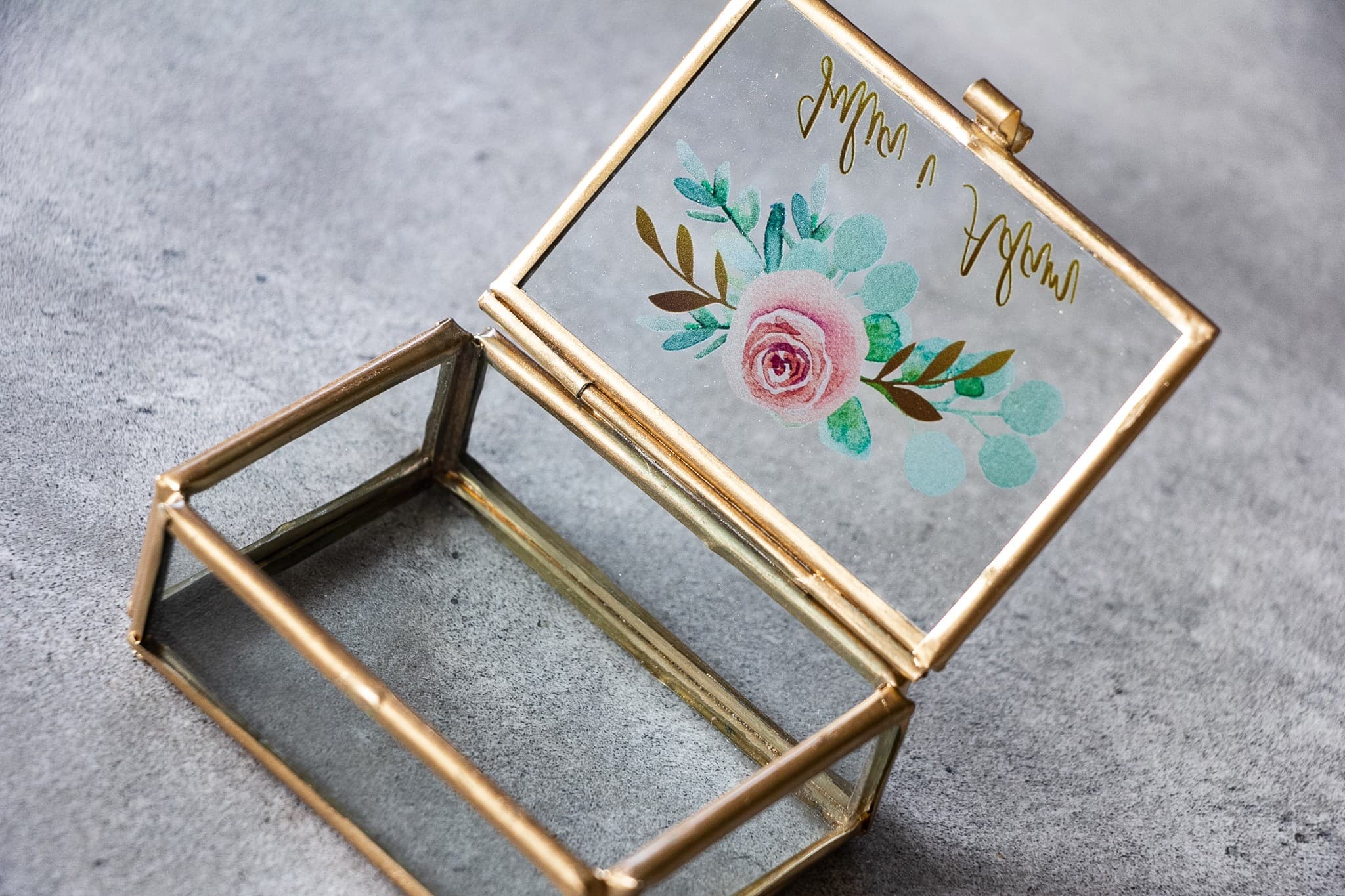 Szklana Szkatułka na Obrączki Rubin nr 2 – Złota z Motywem Różowych Piwonii - 2