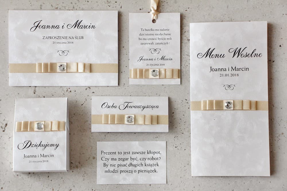 Eleganckie zaproszenia ślubne glamour z kokardą i cyrkonią na perłowym papierze – Amaretto nr 1