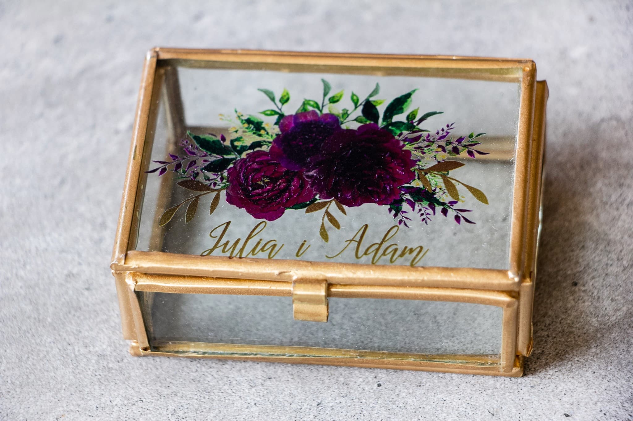 Szklana Szkatułka na Obrączki Rubin nr 3 – Złote Pudełko z Motywem Piwonii