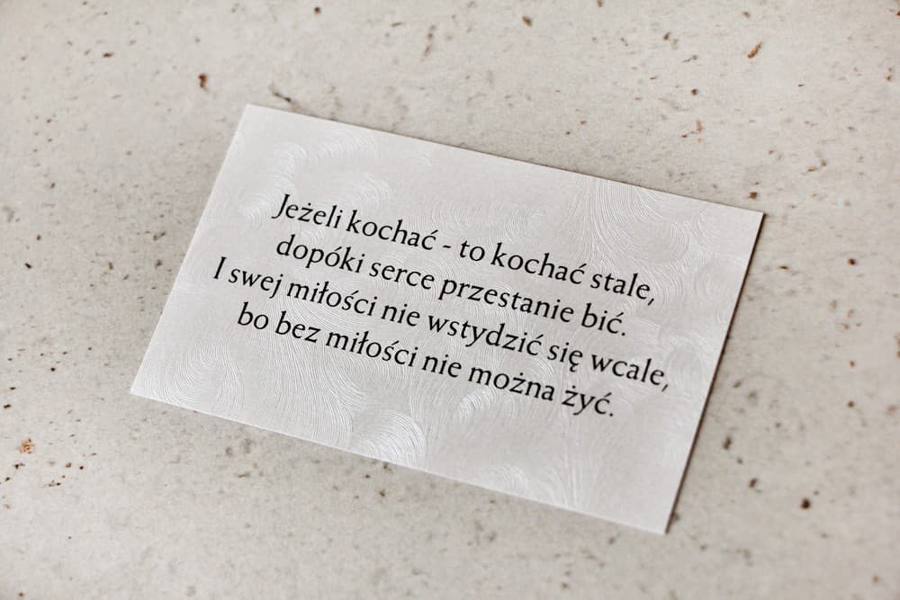 Eleganckie Wkładki do Zaproszeń na Papierze Perłowym | Bileciki Ślubne Informacyjne, Zamiast Kwiatów | Amaretto perłowe piórka