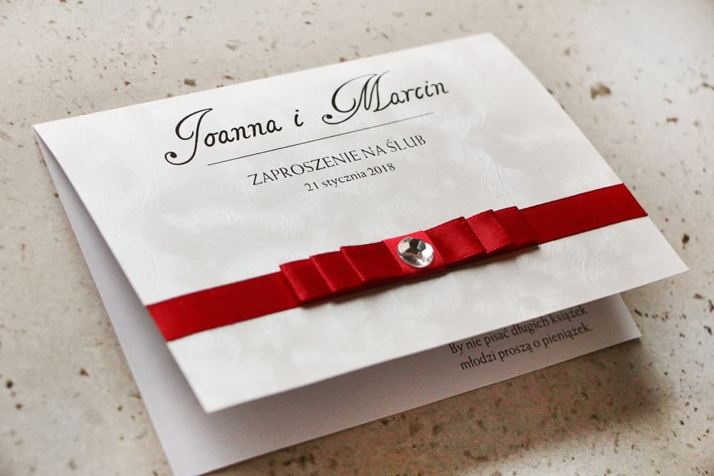 Klasyczne zaproszenia ślubne glamour z kokardką i cyrkonią na perłowym papierze – Amaretto nr 2 - 3