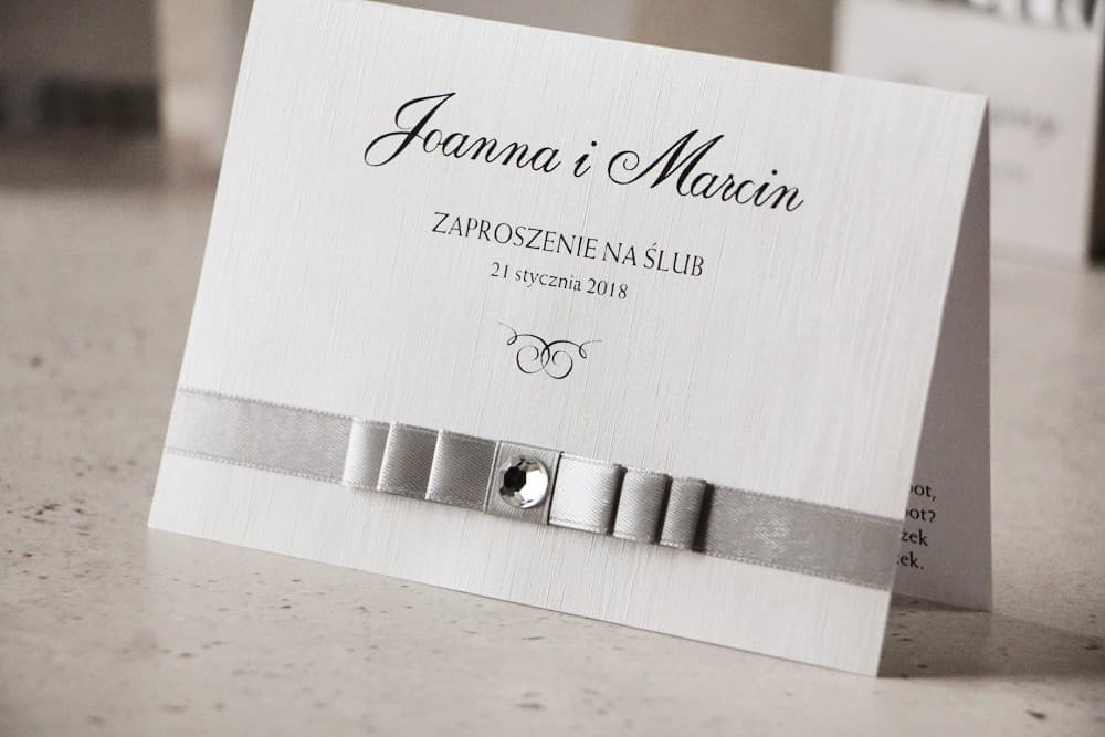 Zaproszenia ślubne glamour na perłowym papierze z cyrkonią i potrójną kokardą – Amaretto nr 3 - 2