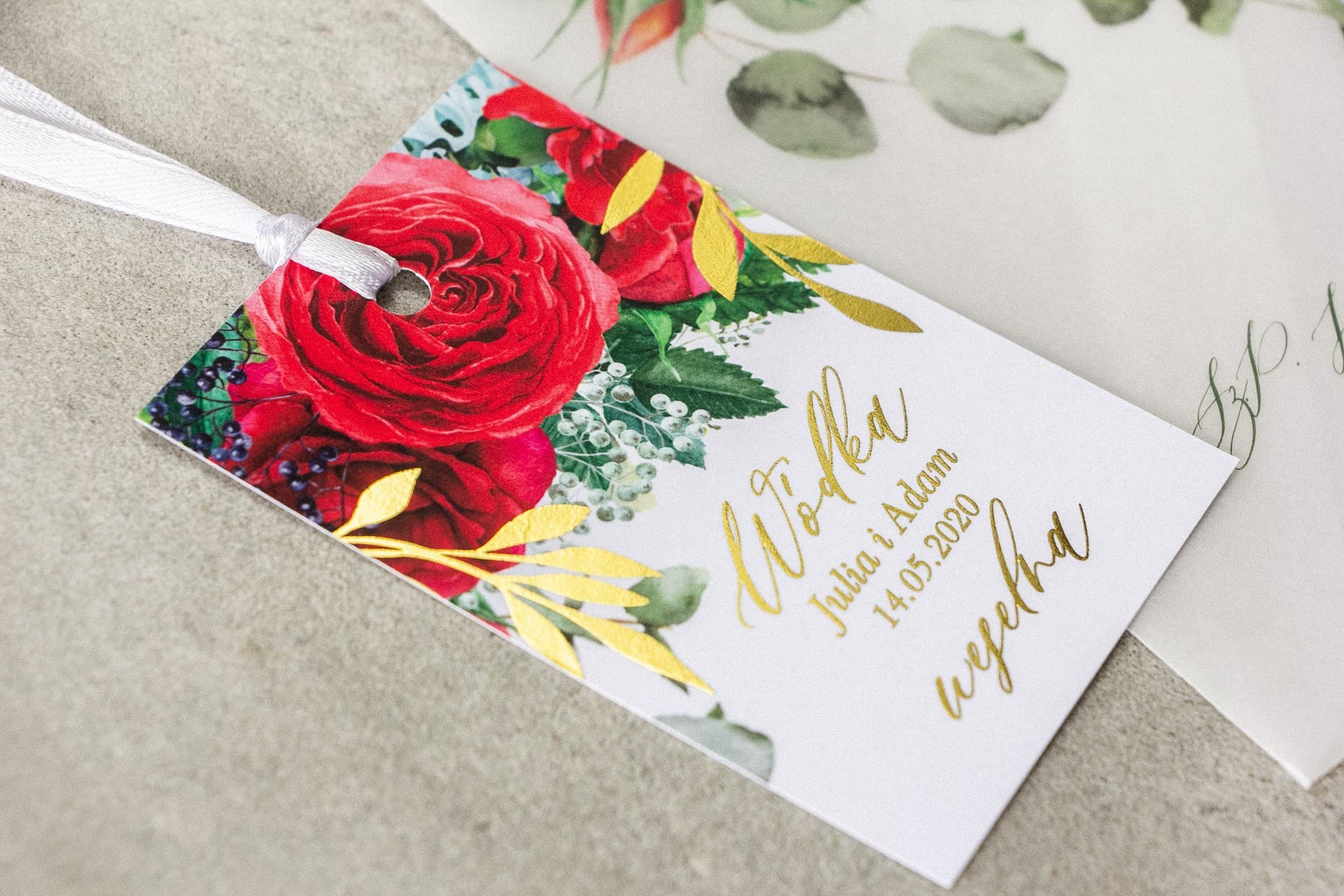 Zawieszki na Alkohol Rubin nr 8 – Złocone Karty z Bordową Różą