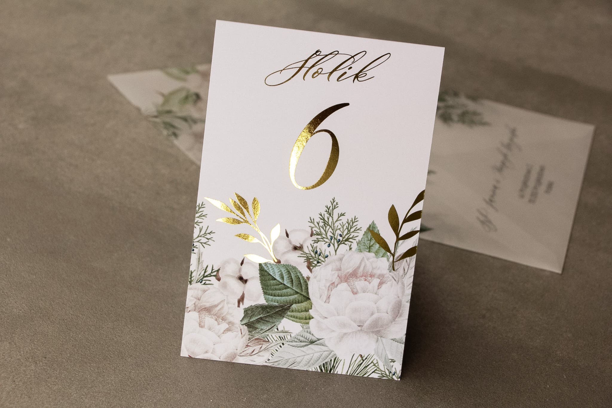 Numery na Stół Weselny Rubin nr 6 – Styl Glamour ze Złotą Gałązką