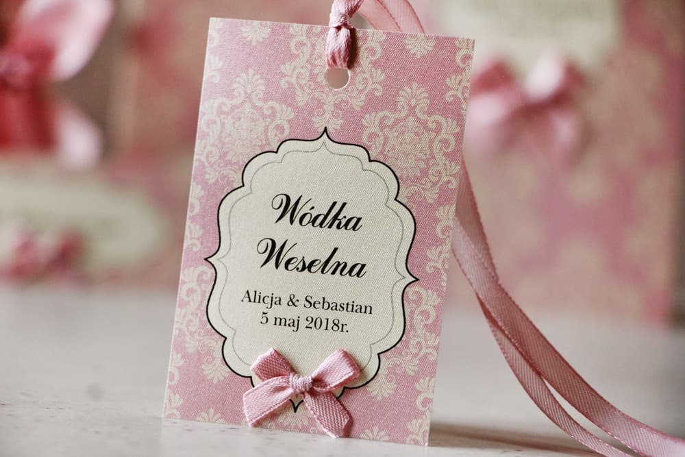 Eleganckie Zawieszki na Alkohol z Różową Kokardką i Ornamentem | Zawieszki na Wódkę Weselną Personalizowane | Ornament nr 1