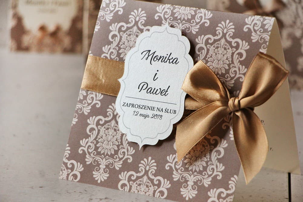 Klasyczne zaproszenia ślubne z brązową kokardką na perłowym papierze i ornamentem – Ornament nr 6