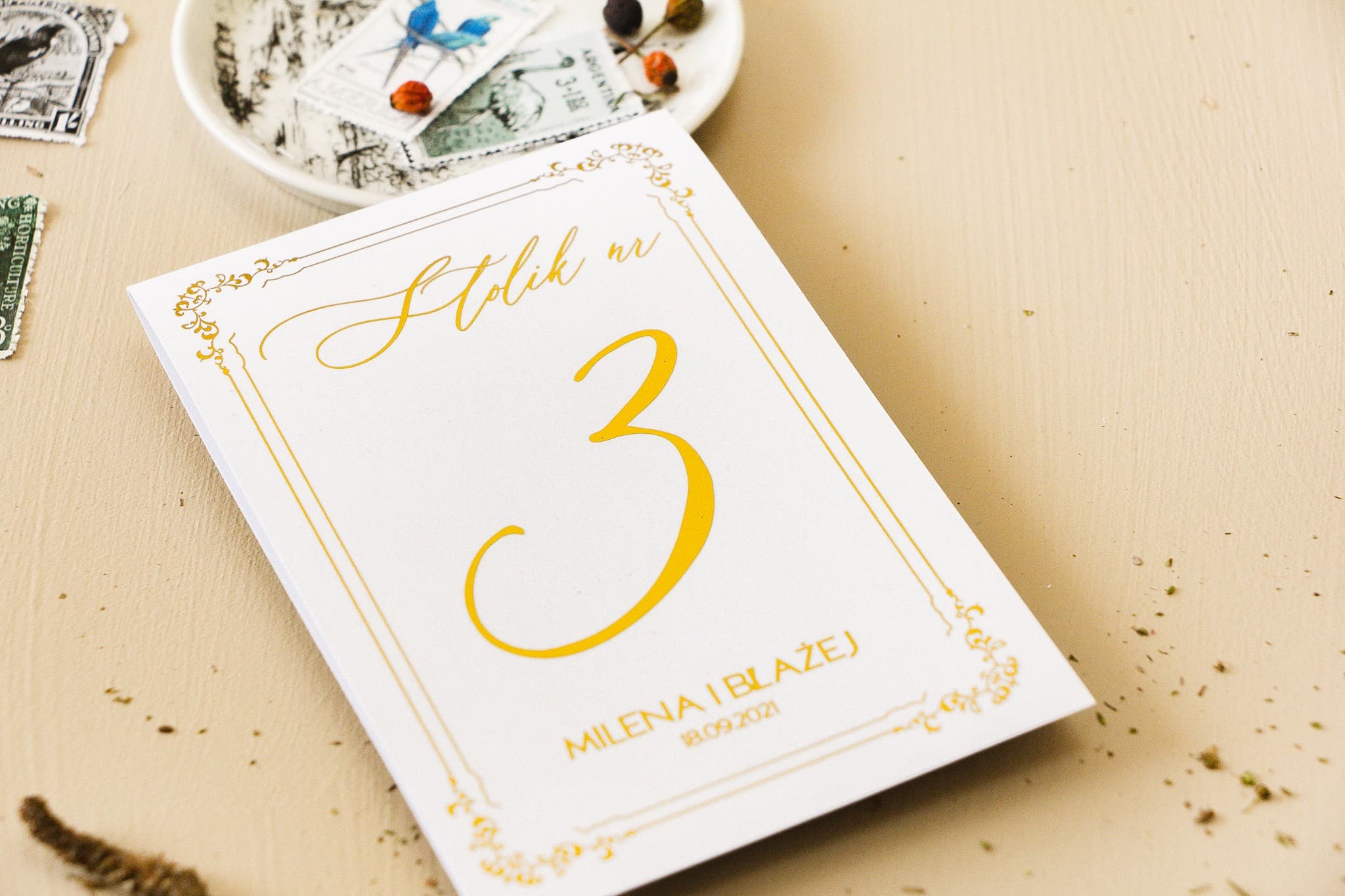 Eleganckie Złocone Numery na Stół Stojące Białe | Numerki na Stoliki Weselne Glamour | Sand nr 4