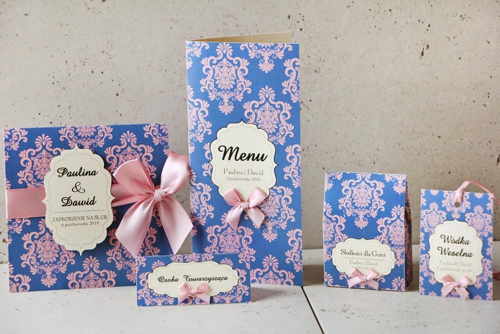 Zaproszenia ślubne perłowe kwadratowe niebieskie z różową wstążką – Ornament nr 10