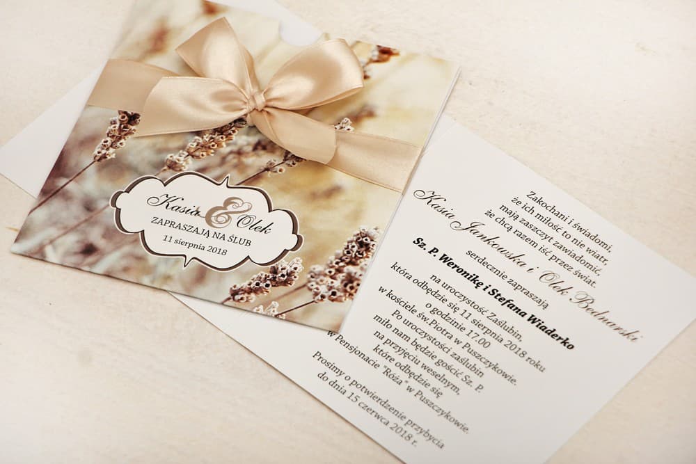 Beżowe eleganckie zaproszenia ślubne w etui z trawą polną, styl boho, z tasiemką – Felicja nr 10