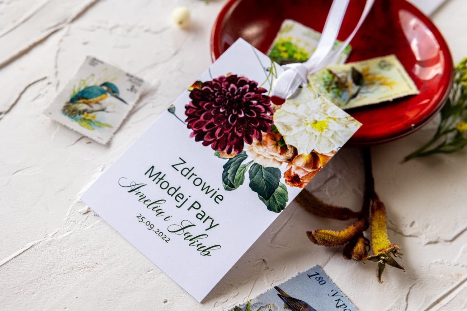 Zawieszki na Wódkę z Burgundowymi Kwiatami Dalii | Eleganckie Przywieszki na Alkohol Weselny | Korani nr 13