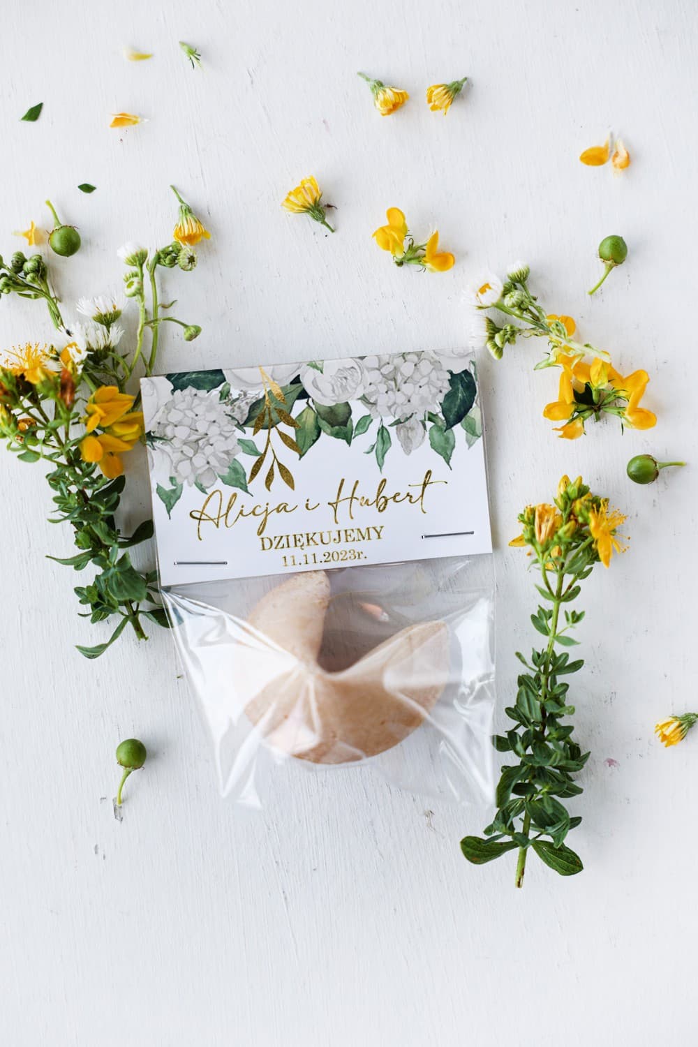 Podziękowania dla gości w formie ciasteczka z wróżbą i białymi piwoniami - Rubin nr 11