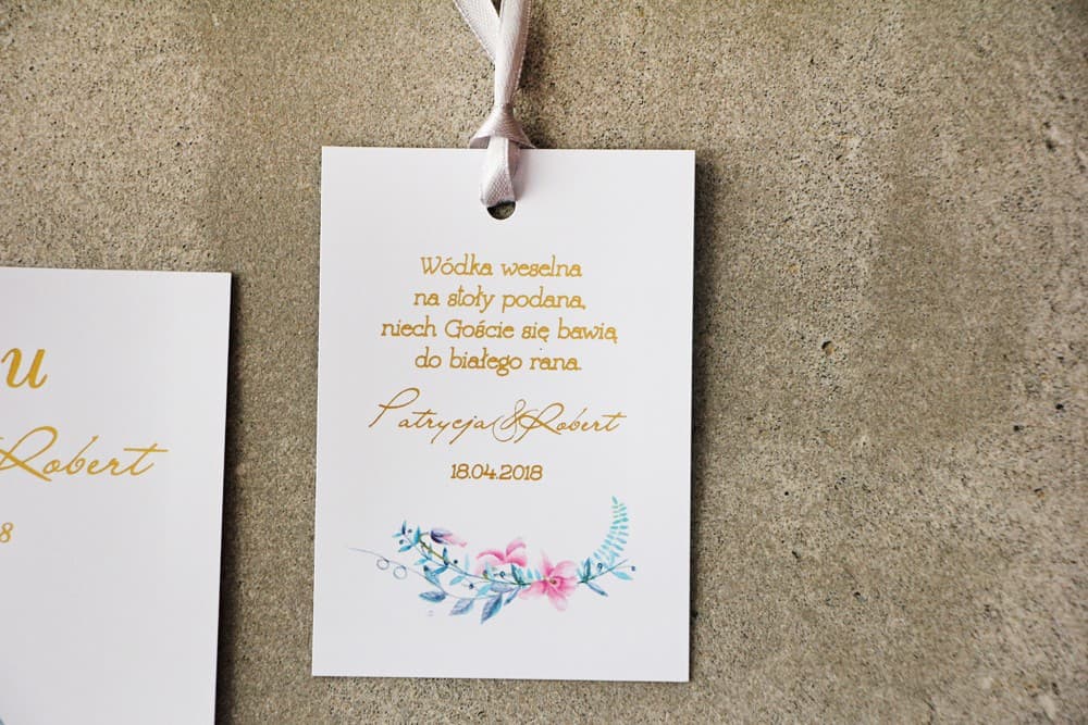 Złocone Zawieszki na Alkohol z Pastelowym Wiankiem Fiołków | Eleganckie Zawieszki na Wódkę Weselną | Cykade nr 8