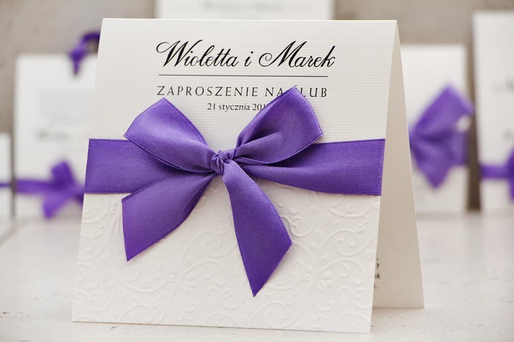 Zaproszenia ślubne z tłoczeniem i satynową kokardką w stylu klasycznym – Belisa nr 4
