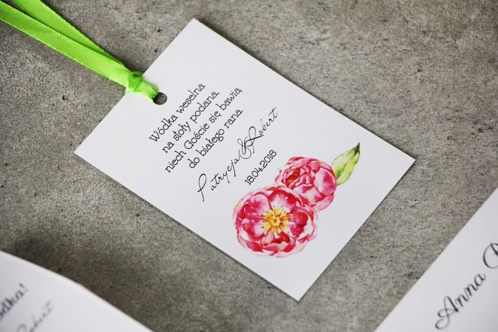 Zawieszki na wódkę z piwoniami, personalizowane | Kwiatowe zawieszki na alkohol weselny | Pistacjowe nr 6