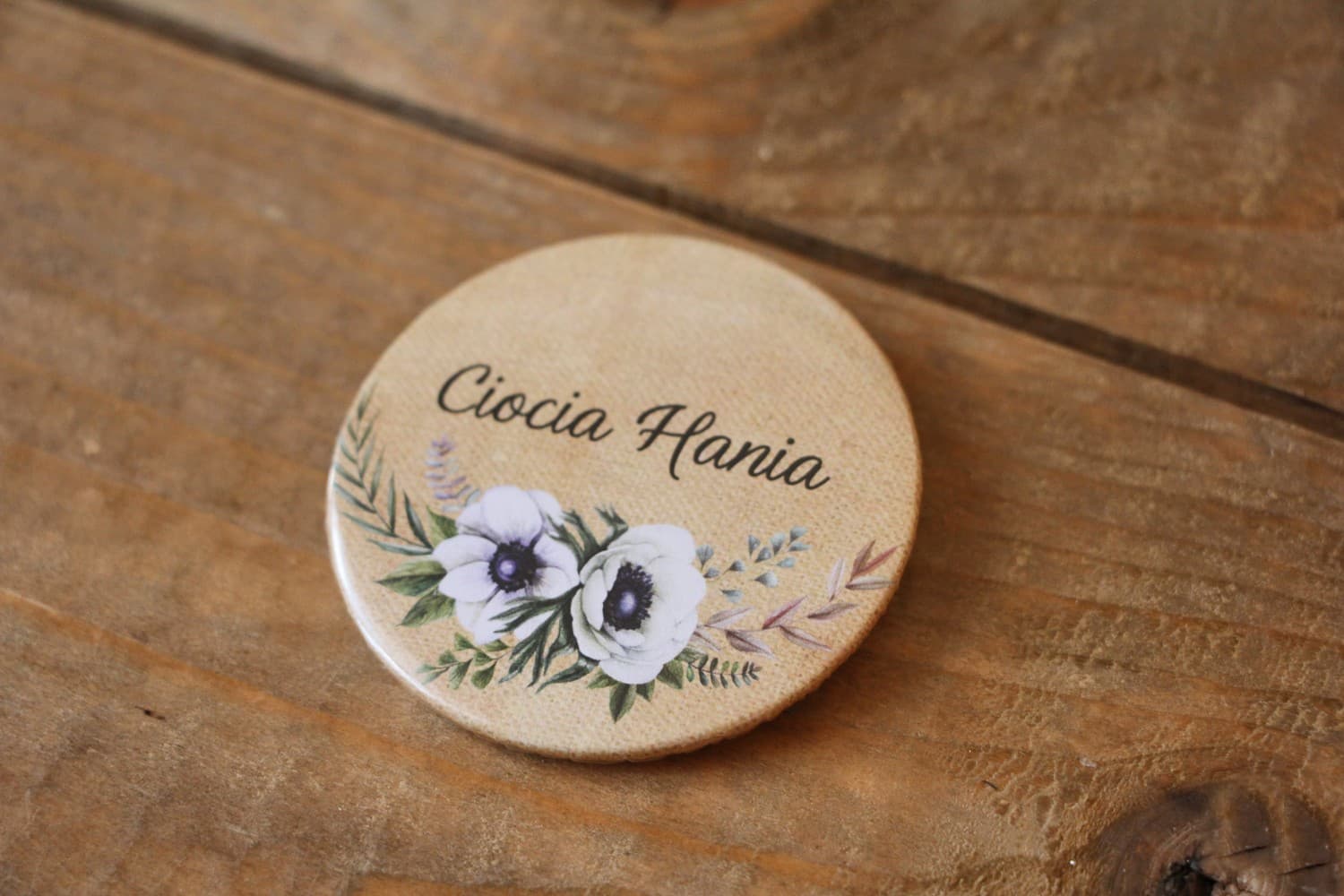 Rustykalne przypinki z białymi zawilcami, anemonami | Przypinki dla gości weselnych | Karmelowe nr 7