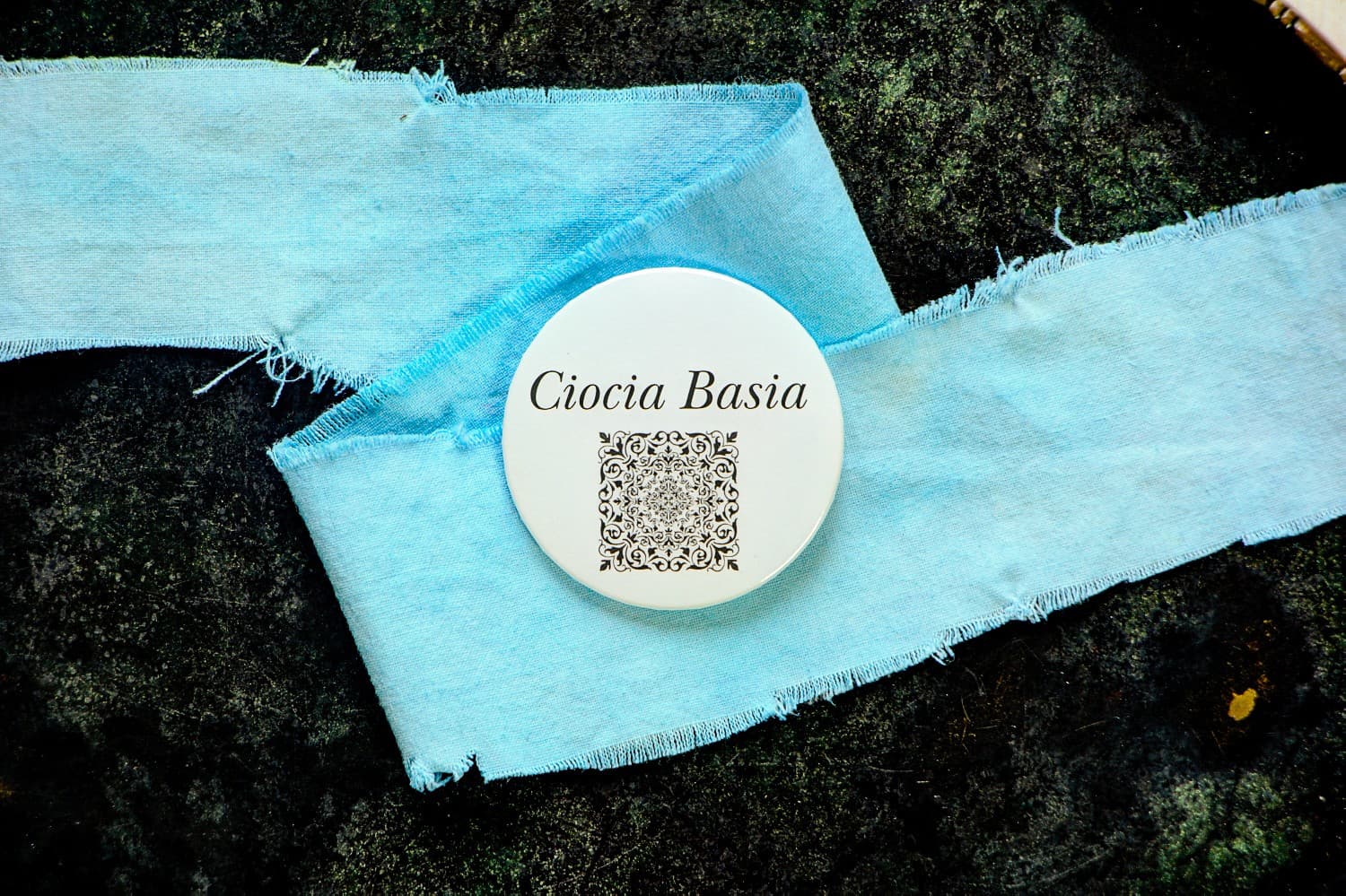 Personalizowane przypinki z ornamentem jako winietki i podziękowania | Przypinki ślubne dla gości | Brenet nr 1