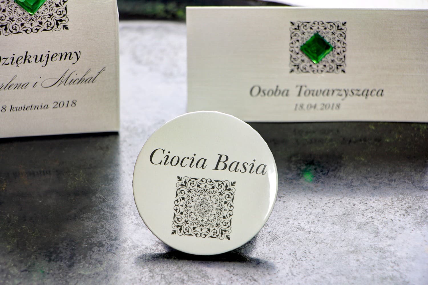 Przypinki z Ornamentem jako Podziękowania lub Winietki | Personalizowane Przypinki Weselne | Brenet nr 3