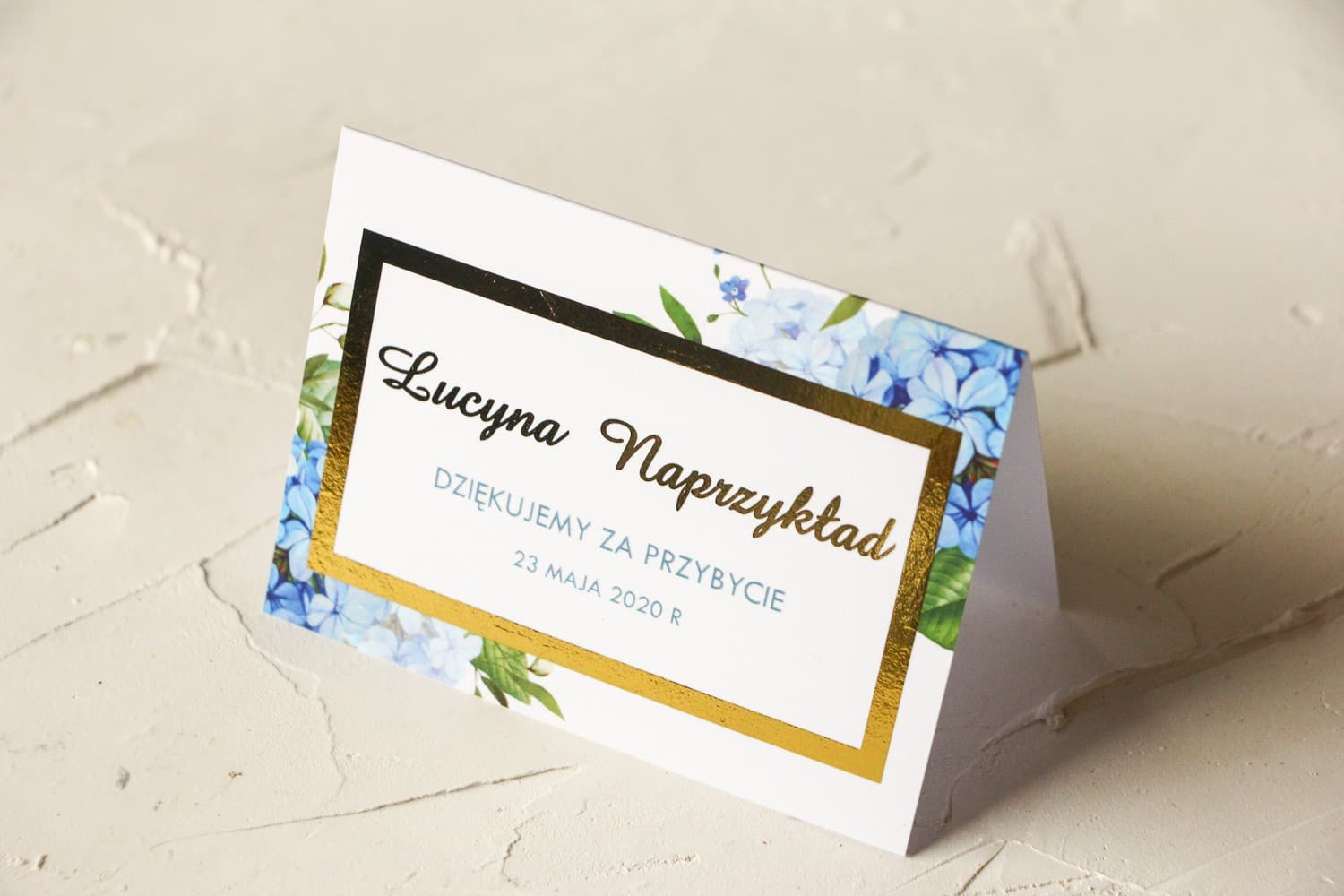Winietki Ślubne Avril nr 1 – Złocone Wizytówki na Stół z Niebieską Hortensją