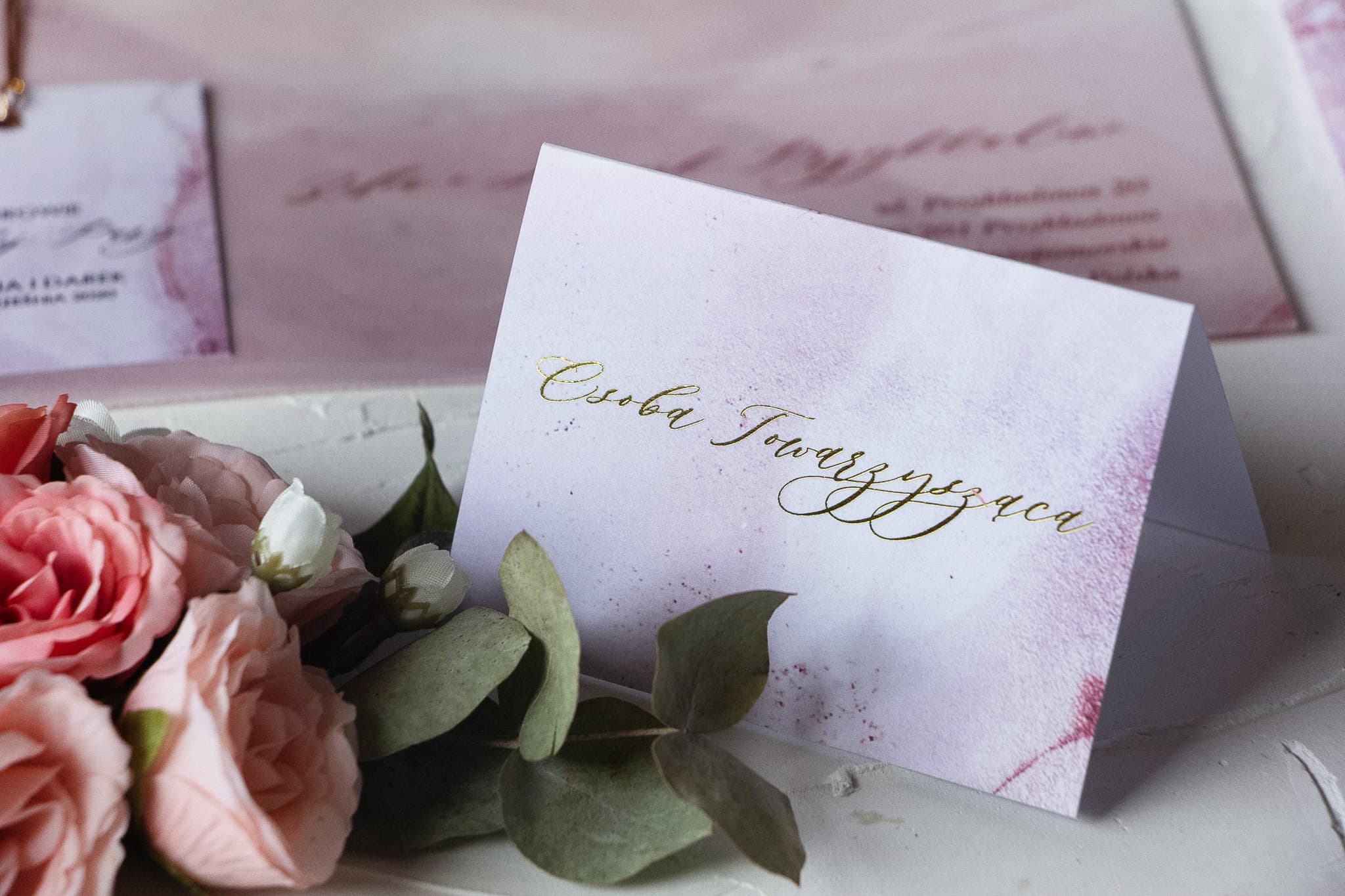 Winietki Ślubne Marmurowe nr 2 – Złocone Wizytówki na Stół w Stylu Glamour