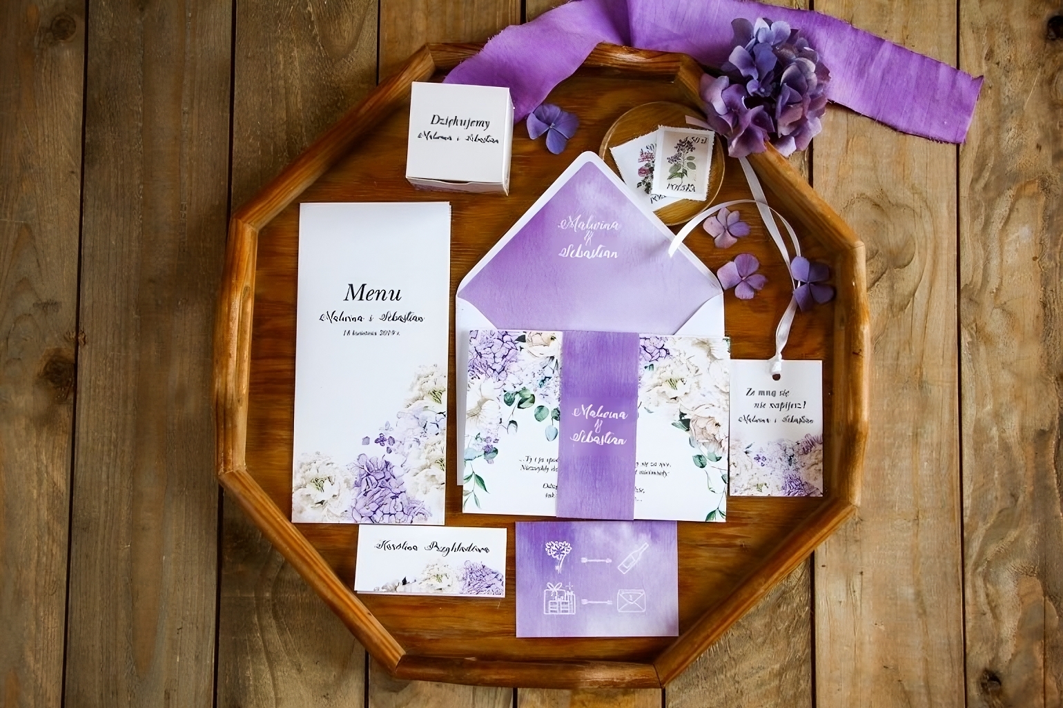 Kto powinien być pierwszy na zaproszeniu ?